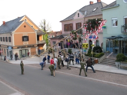 Maibaum aufstellen am Dorfplatz