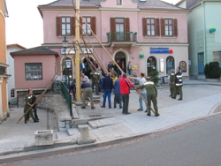 Maibaum aufstellen am Dorfplatz